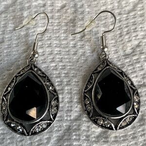 New with out tags dangle earrings black stone